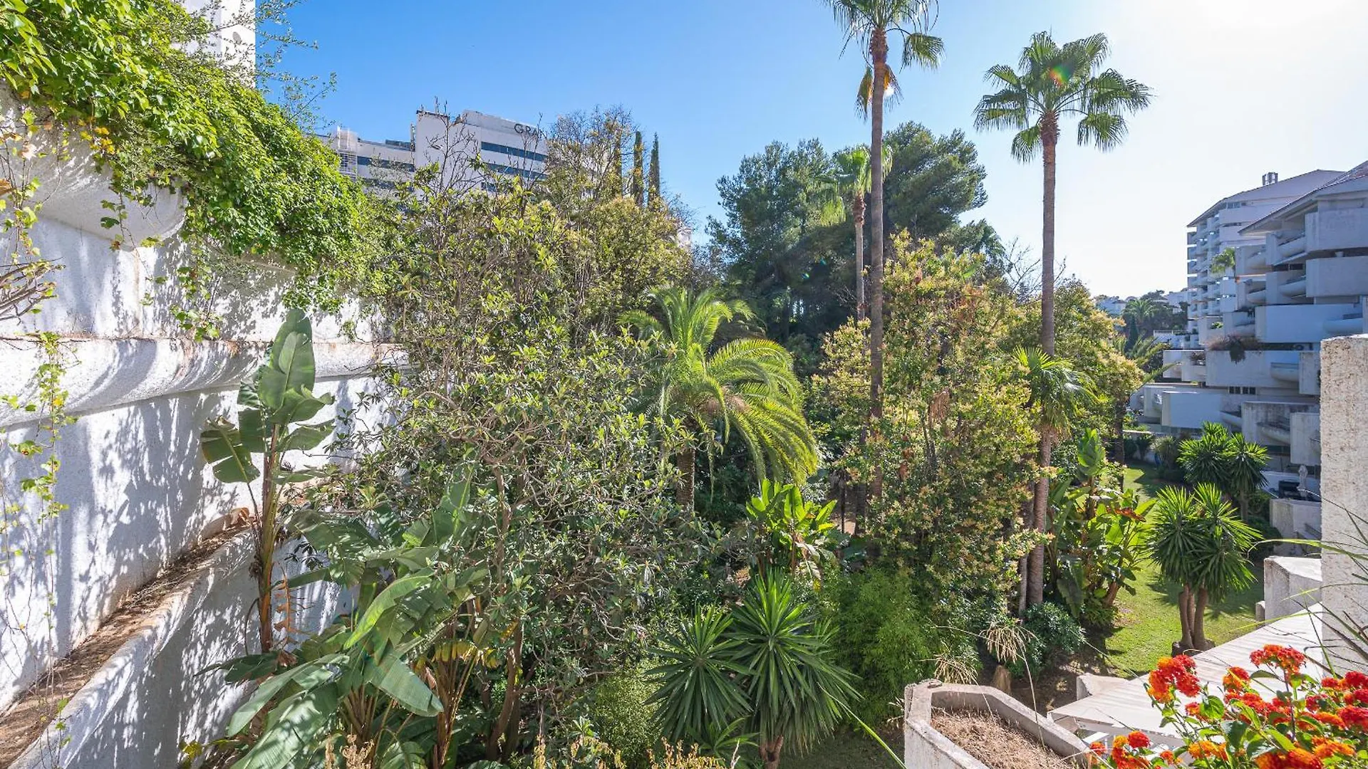Luxury Apartment In Central Marbella With Parking And Pool