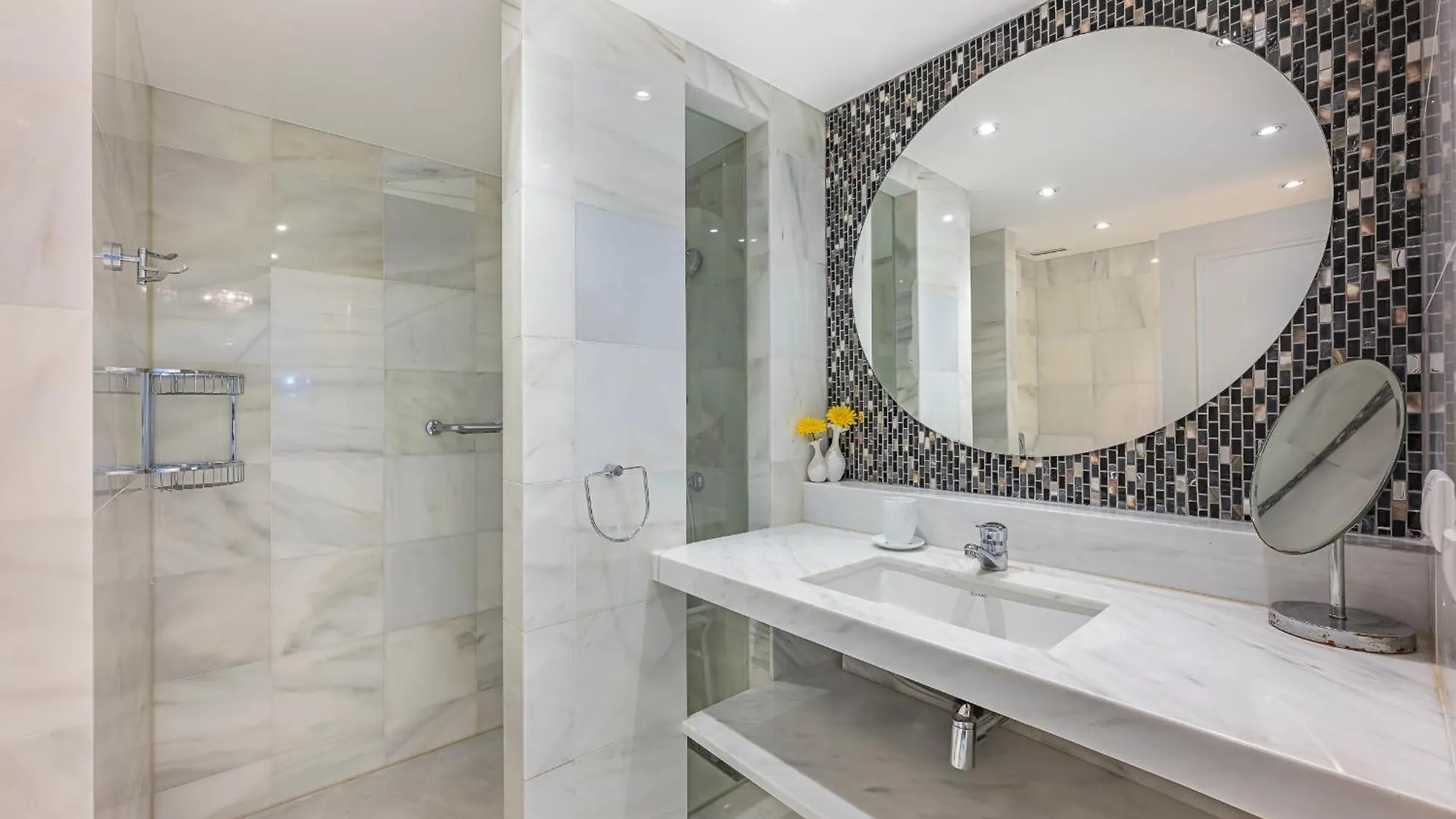 Luxury Apartment In Central Marbella With Parking And Pool