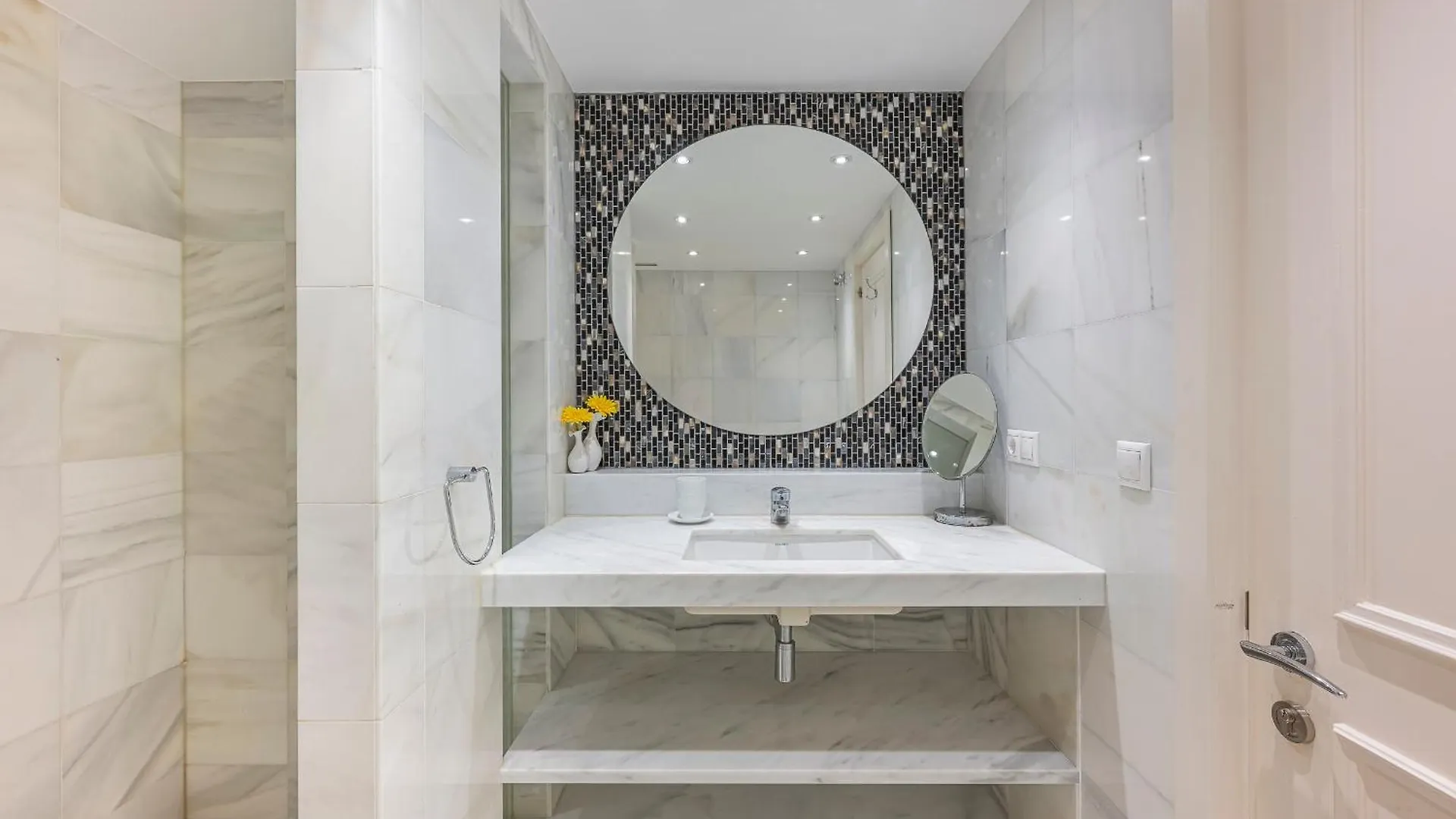 Luxury Apartment In Central Marbella With Parking And Pool