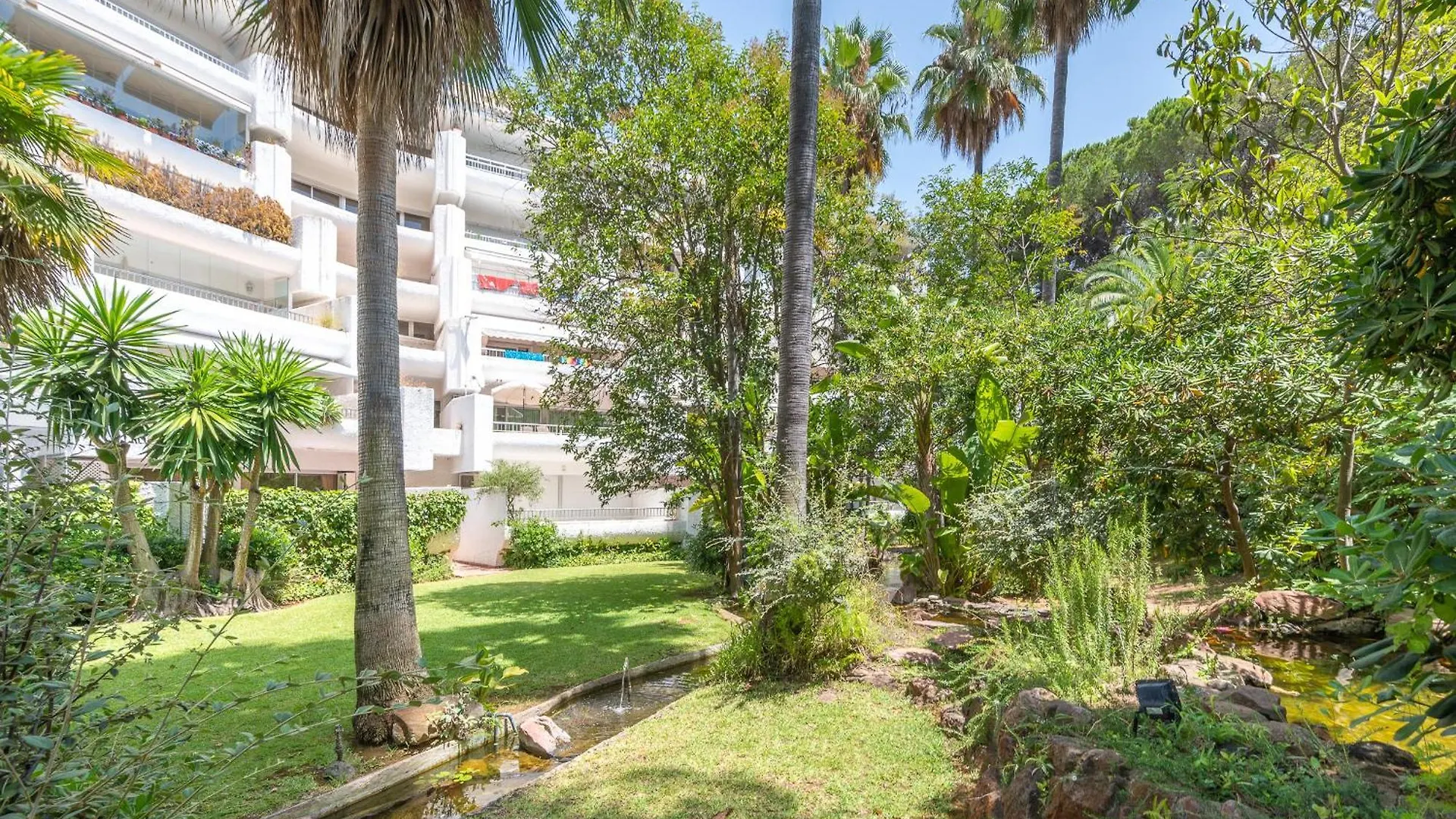 Luxury Apartment In Central Marbella With Parking And Pool