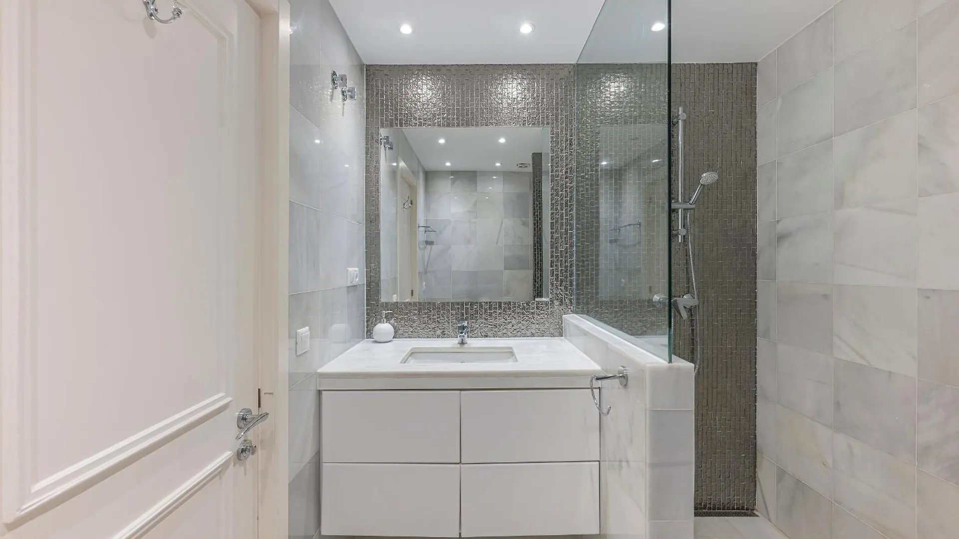 Luxury Apartment In Central Marbella With Parking And Pool