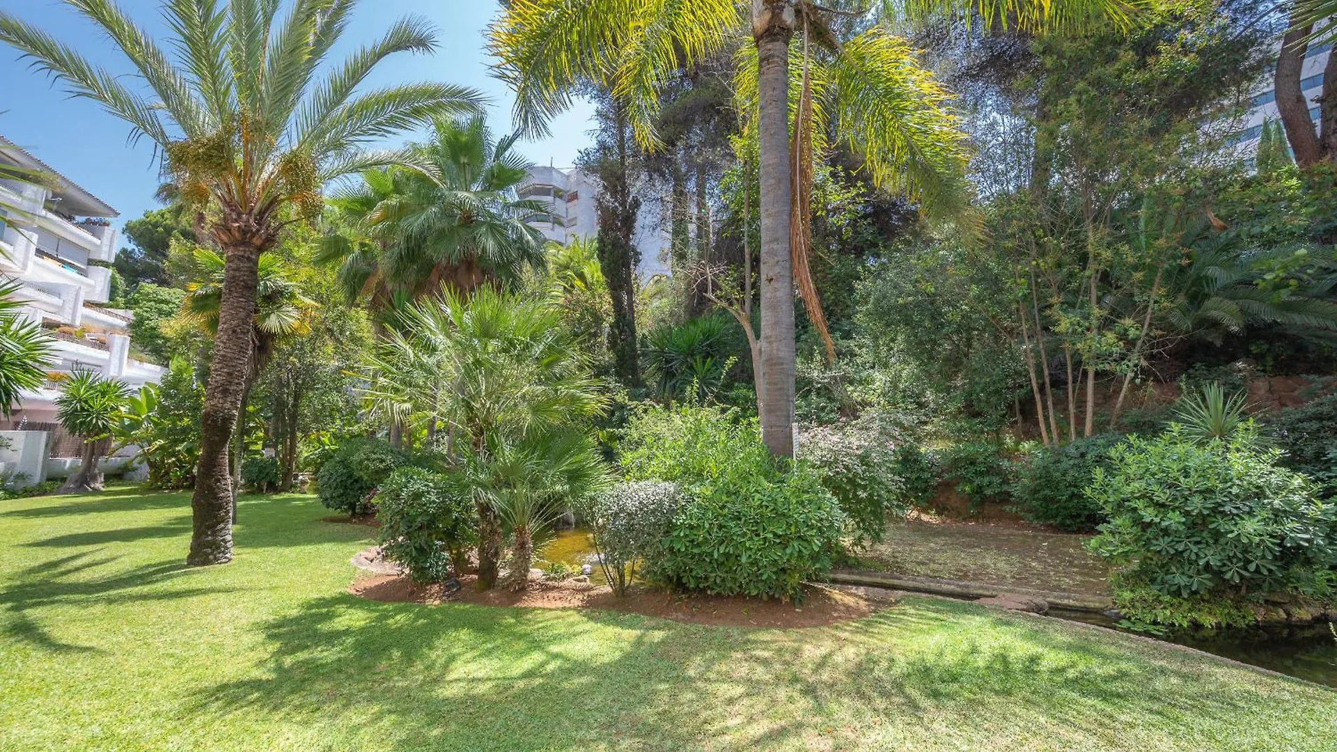 Luxury Apartment In Central Marbella With Parking And Pool