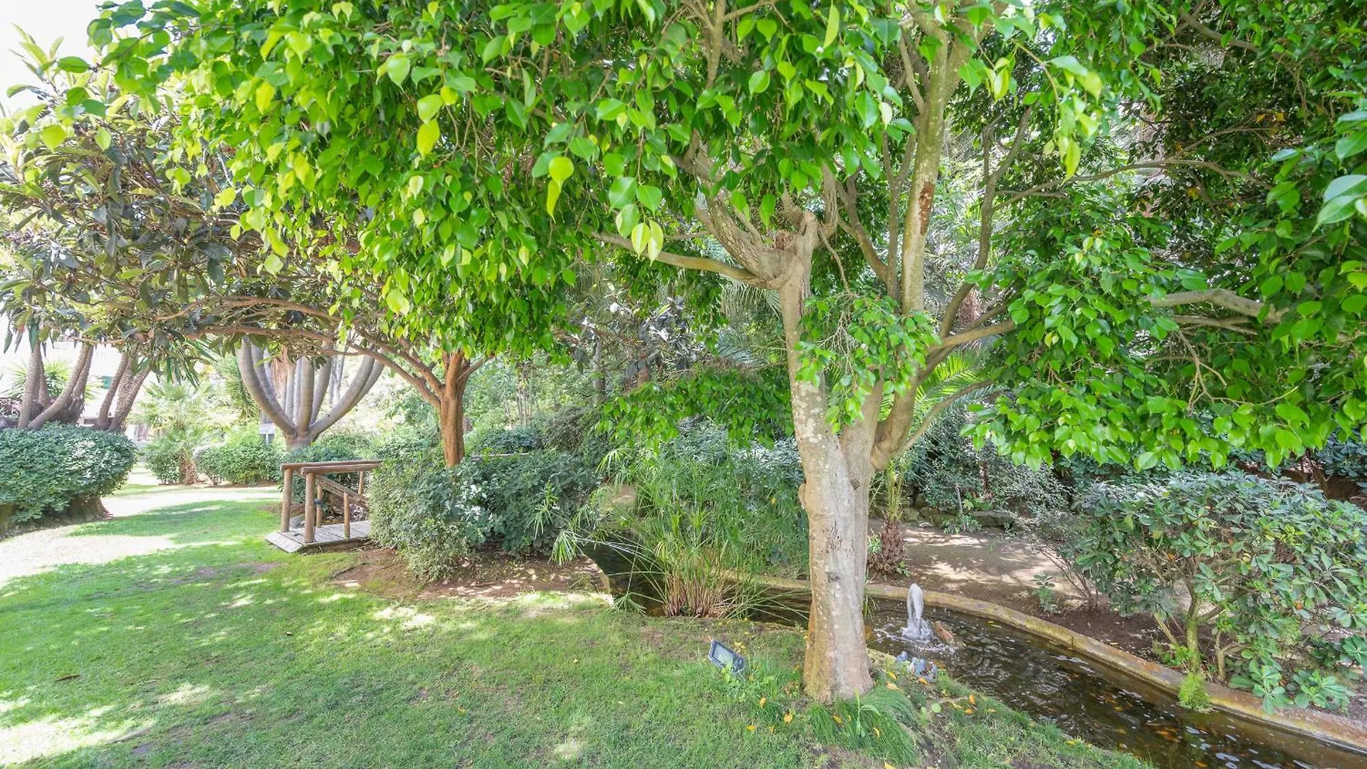 Luxury Apartment In Central Marbella With Parking And Pool 西班牙