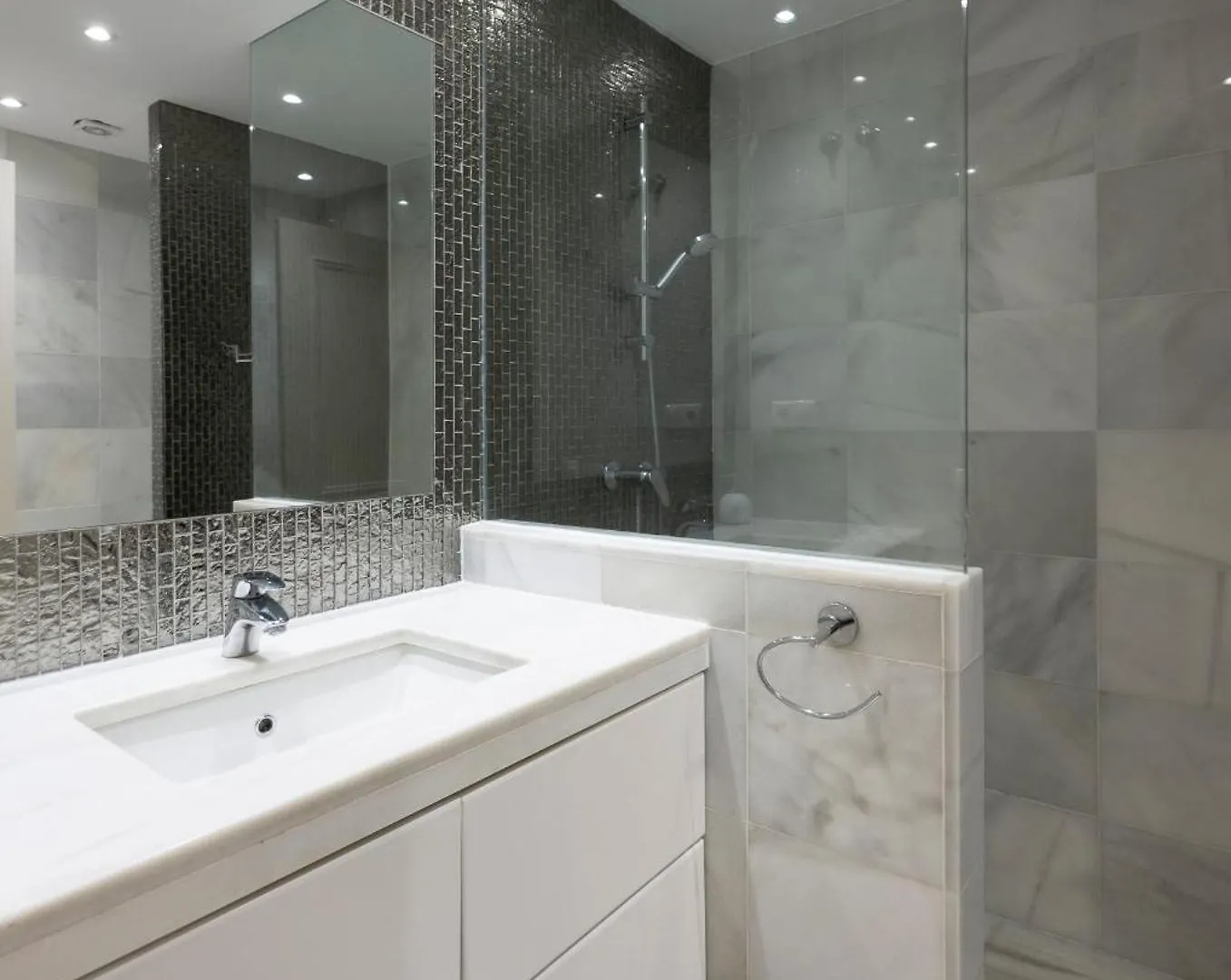 Luxury Apartment In Central Marbella With Parking And Pool 0*,  西班牙