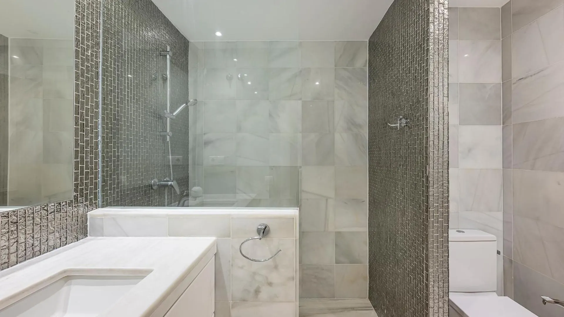 Luxury Apartment In Central Marbella With Parking And Pool